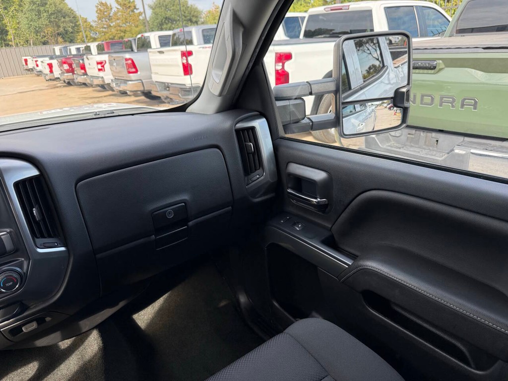 Chevrolet Silverado 2500HD Vehicle Full-screen Gallery Image 20