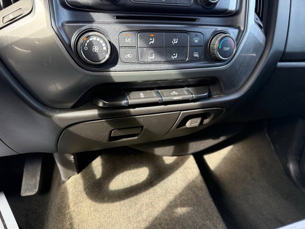 Chevrolet Silverado 2500HD Vehicle Full-screen Gallery Image 29