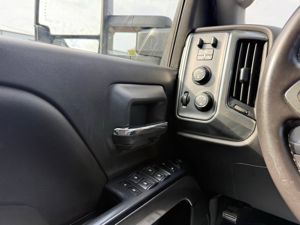 Chevrolet Silverado 2500HD Vehicle Full-screen Gallery Image 31