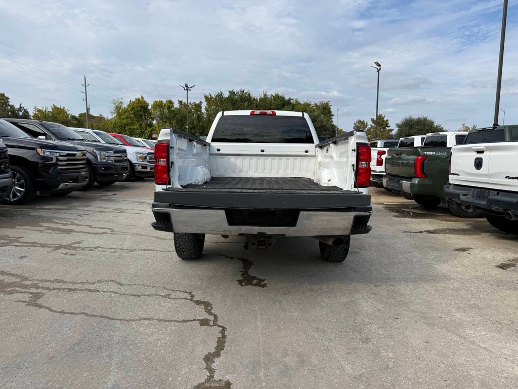 Chevrolet Silverado 2500HD Vehicle Full-screen Gallery Image 37