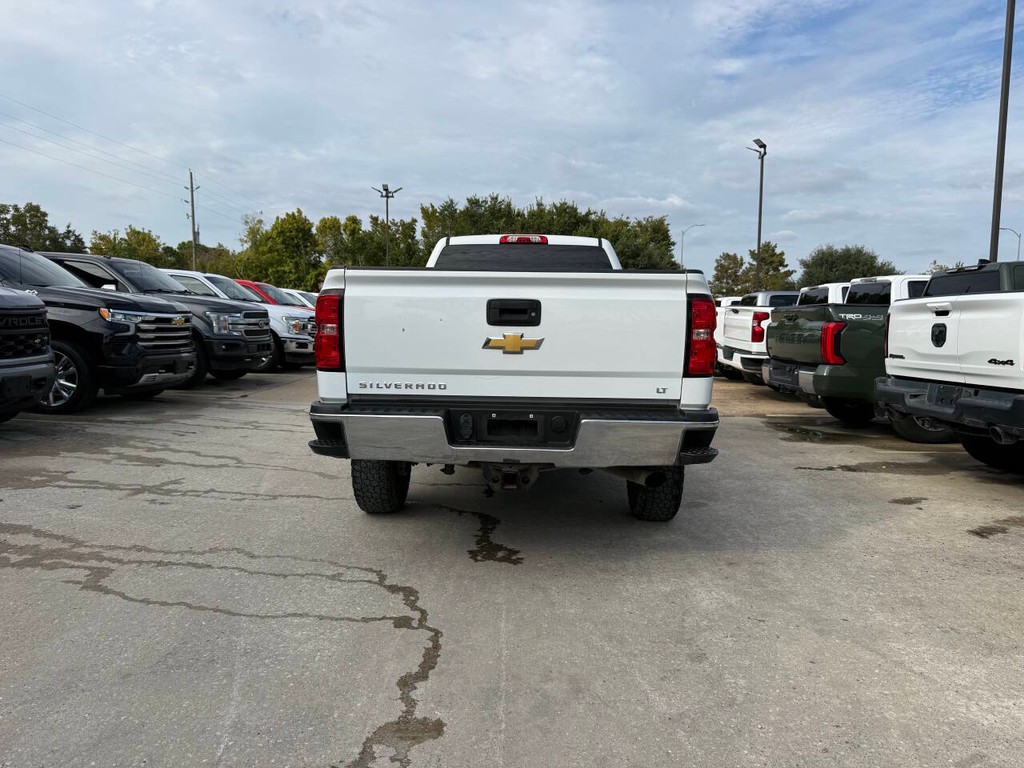 Chevrolet Silverado 2500HD Vehicle Full-screen Gallery Image 38