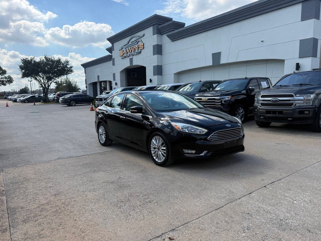 Ford Focus Sedan Vehicle Full-screen Gallery Image 02