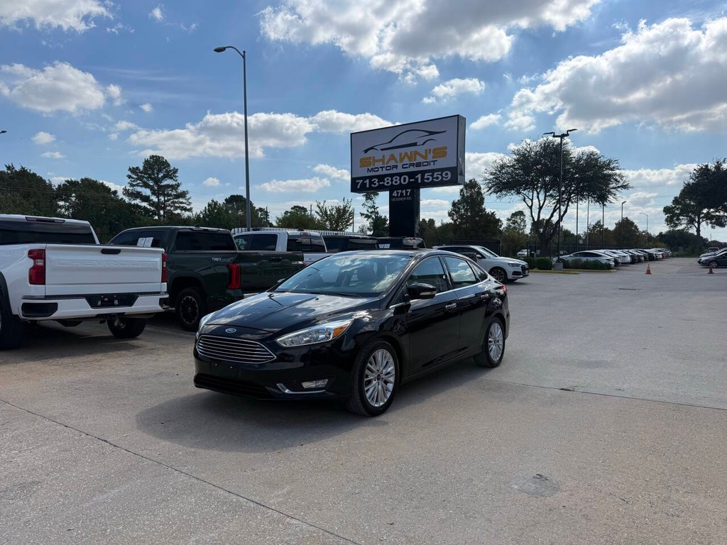 Ford Focus Sedan Vehicle Full-screen Gallery Image 03