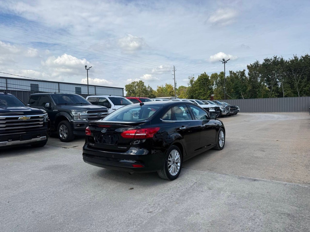 Ford Focus Sedan Vehicle Full-screen Gallery Image 05
