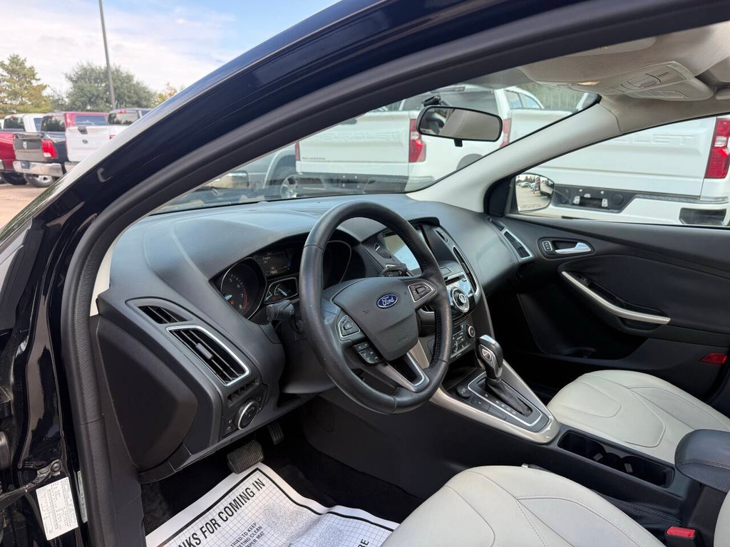 Ford Focus Sedan Vehicle Full-screen Gallery Image 06