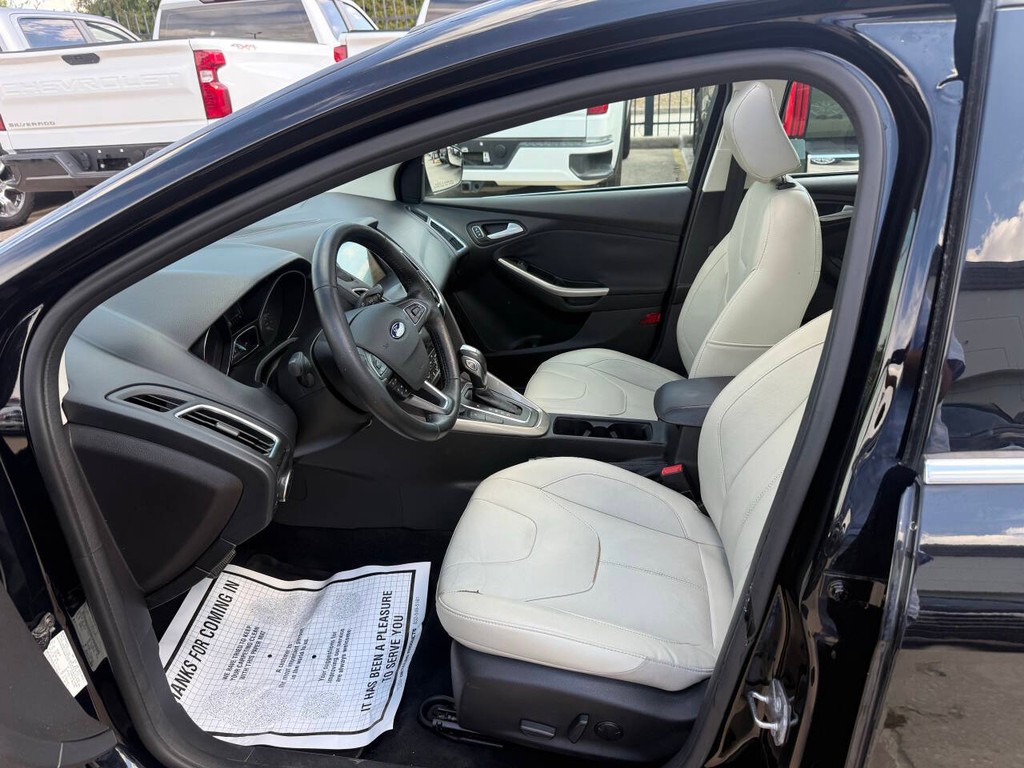 Ford Focus Sedan Vehicle Full-screen Gallery Image 07