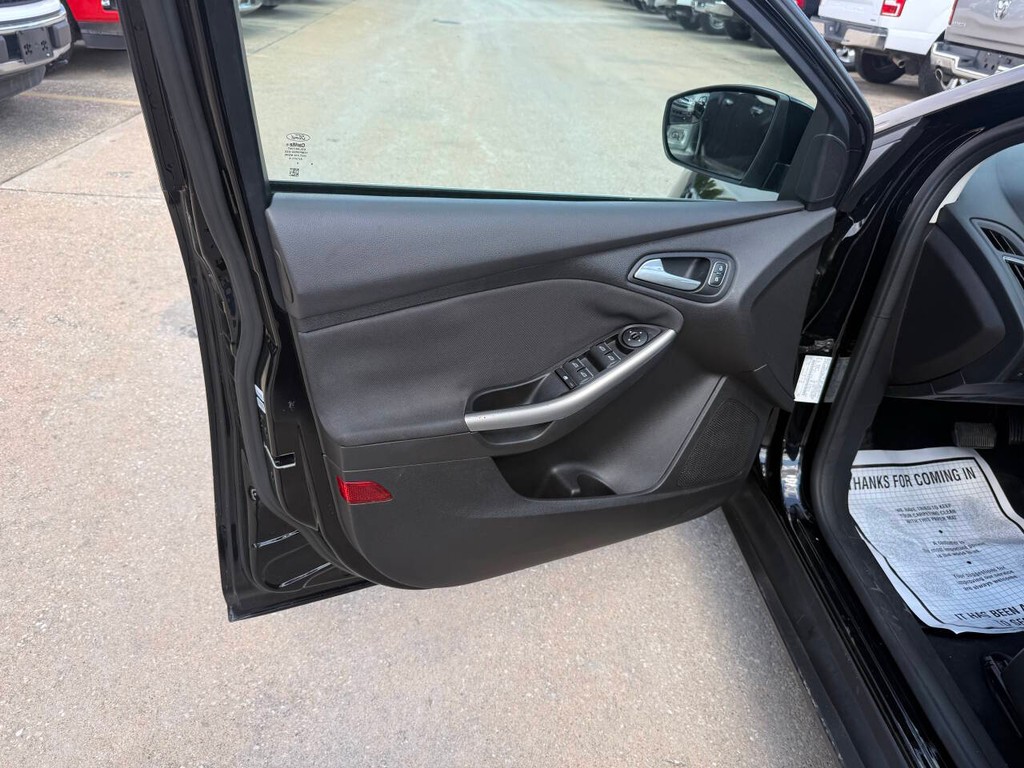 Ford Focus Sedan Vehicle Full-screen Gallery Image 08