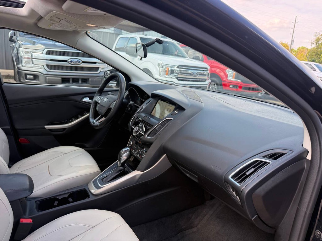 Ford Focus Sedan Vehicle Full-screen Gallery Image 09