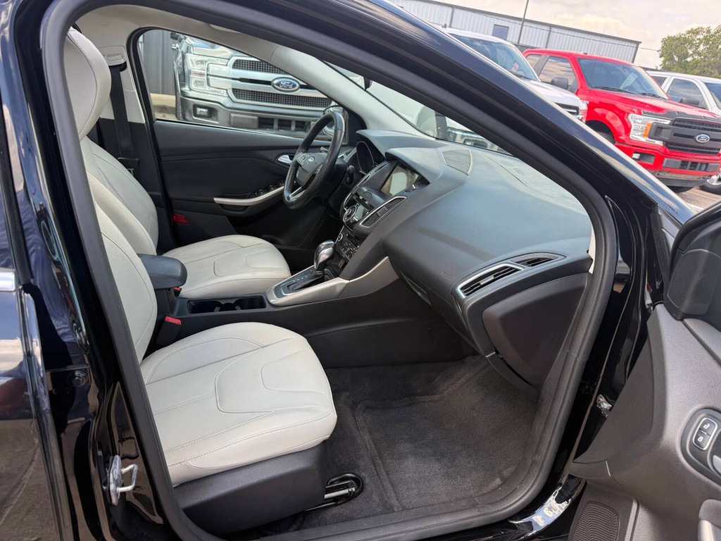Ford Focus Sedan Vehicle Full-screen Gallery Image 10