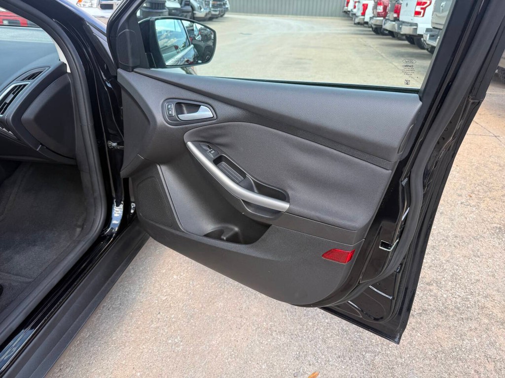 Ford Focus Sedan Vehicle Full-screen Gallery Image 11
