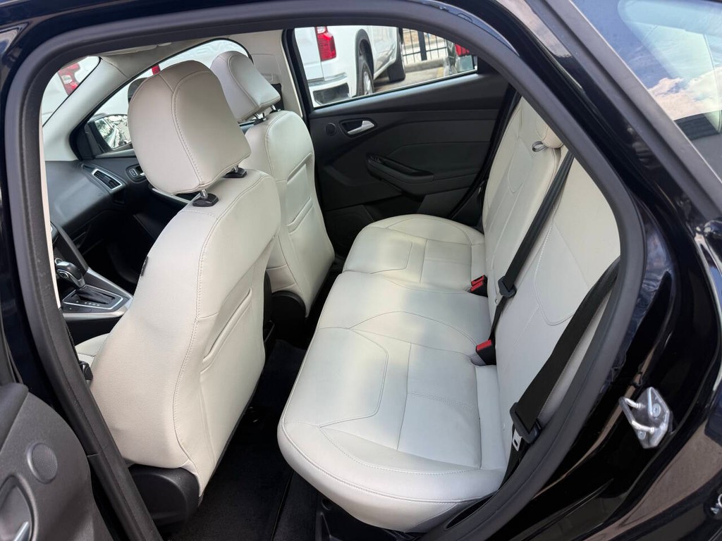 Ford Focus Sedan Vehicle Full-screen Gallery Image 13