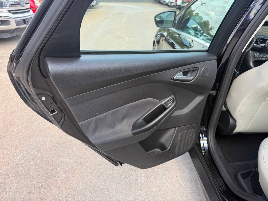 Ford Focus Sedan Vehicle Full-screen Gallery Image 14