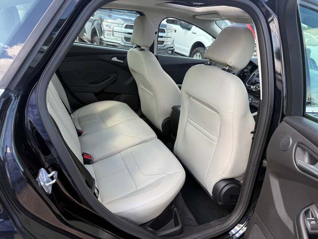 Ford Focus Sedan Vehicle Full-screen Gallery Image 15
