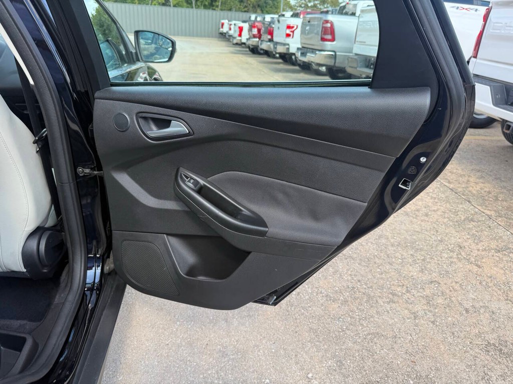 Ford Focus Sedan Vehicle Full-screen Gallery Image 16