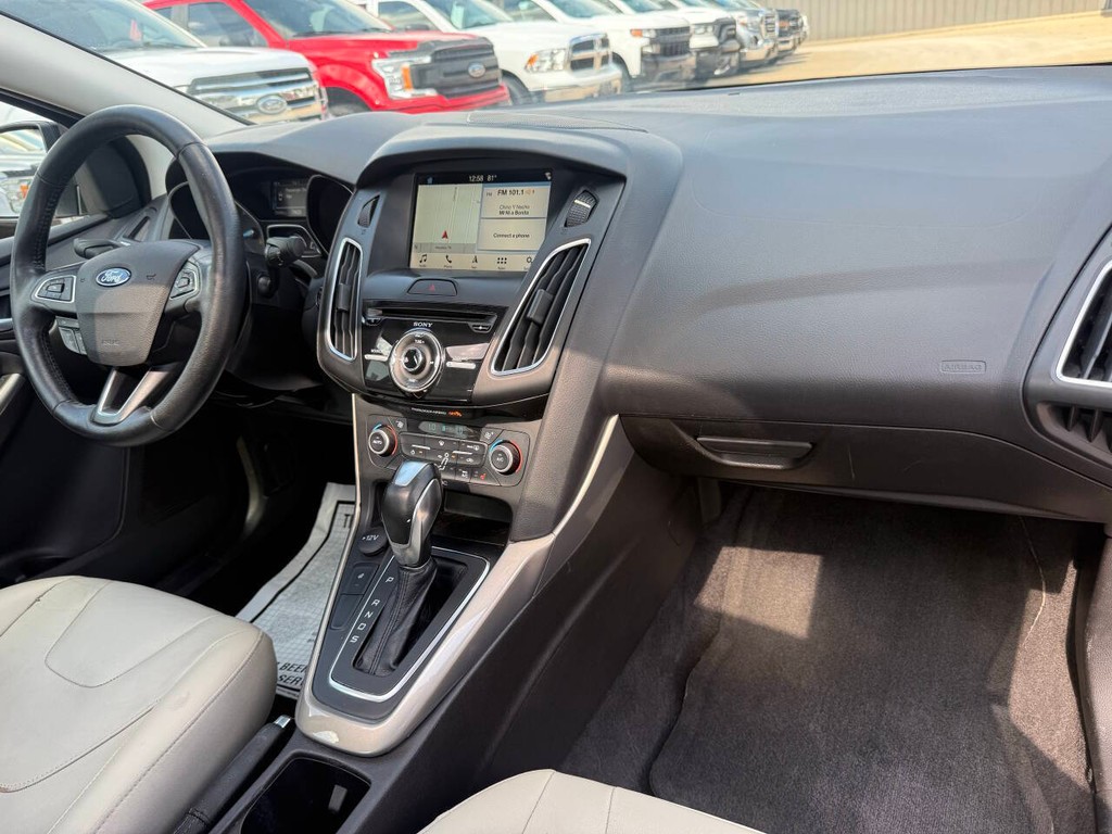Ford Focus Sedan Vehicle Full-screen Gallery Image 17