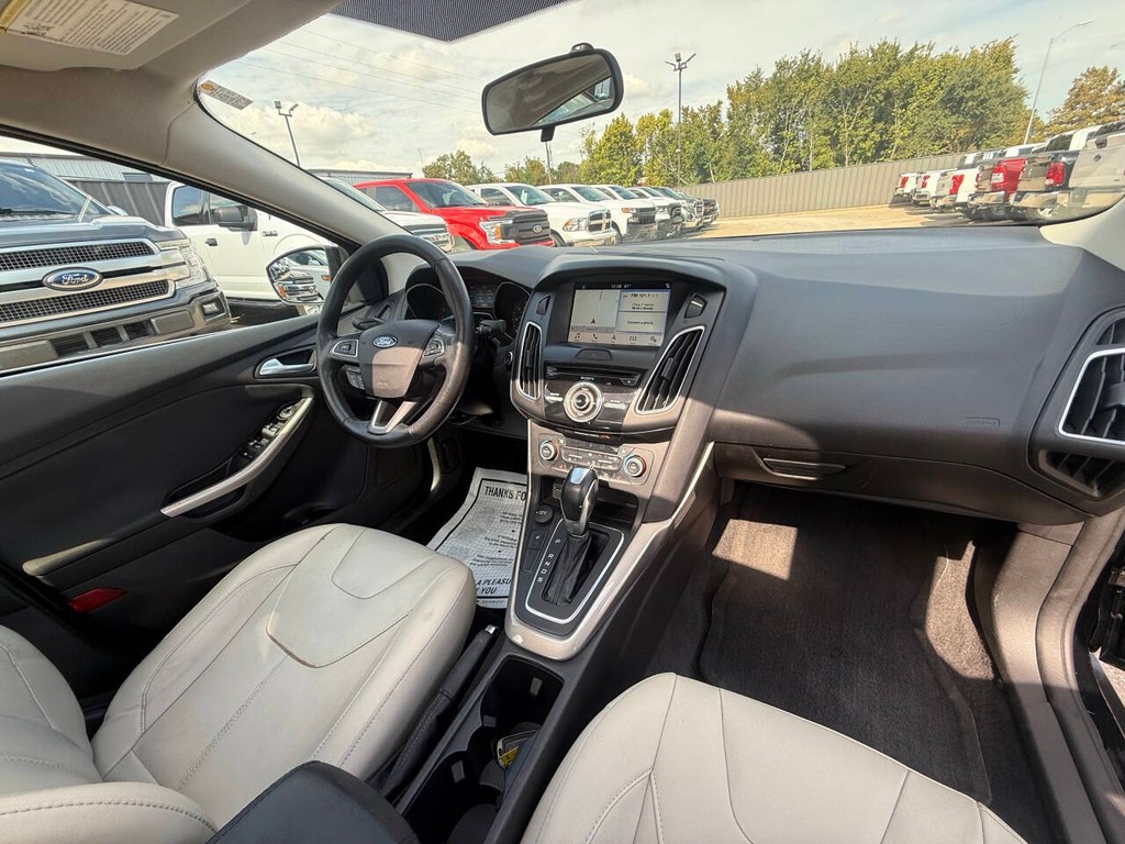 Ford Focus Sedan Vehicle Full-screen Gallery Image 18