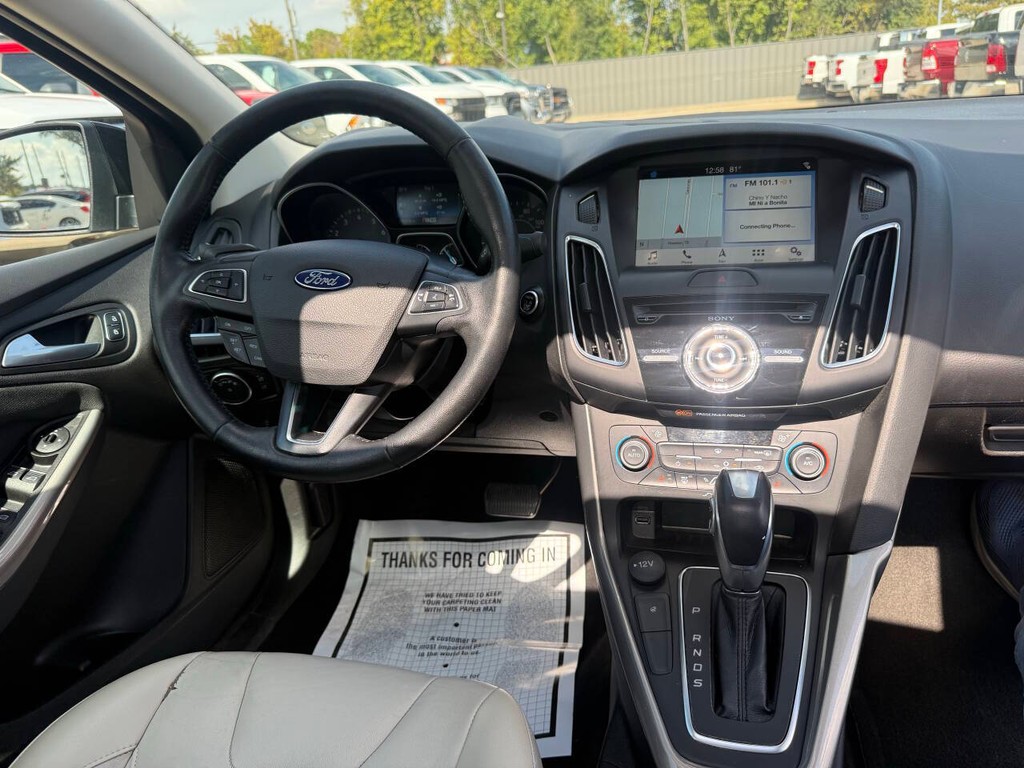 Ford Focus Sedan Vehicle Full-screen Gallery Image 19