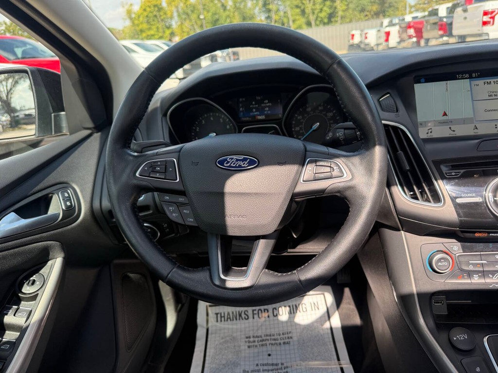 Ford Focus Sedan Vehicle Full-screen Gallery Image 20