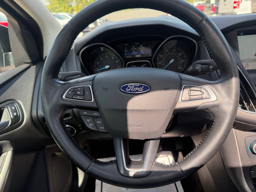 Ford Focus Sedan Vehicle Full-screen Gallery Image 21