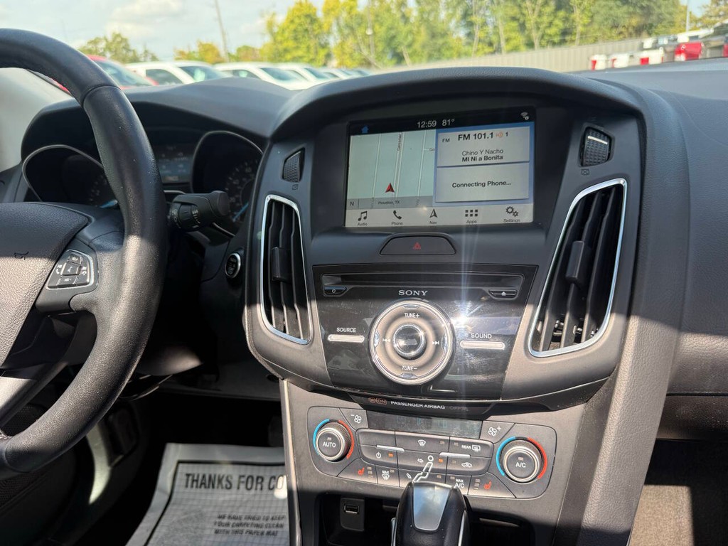 Ford Focus Sedan Vehicle Full-screen Gallery Image 22