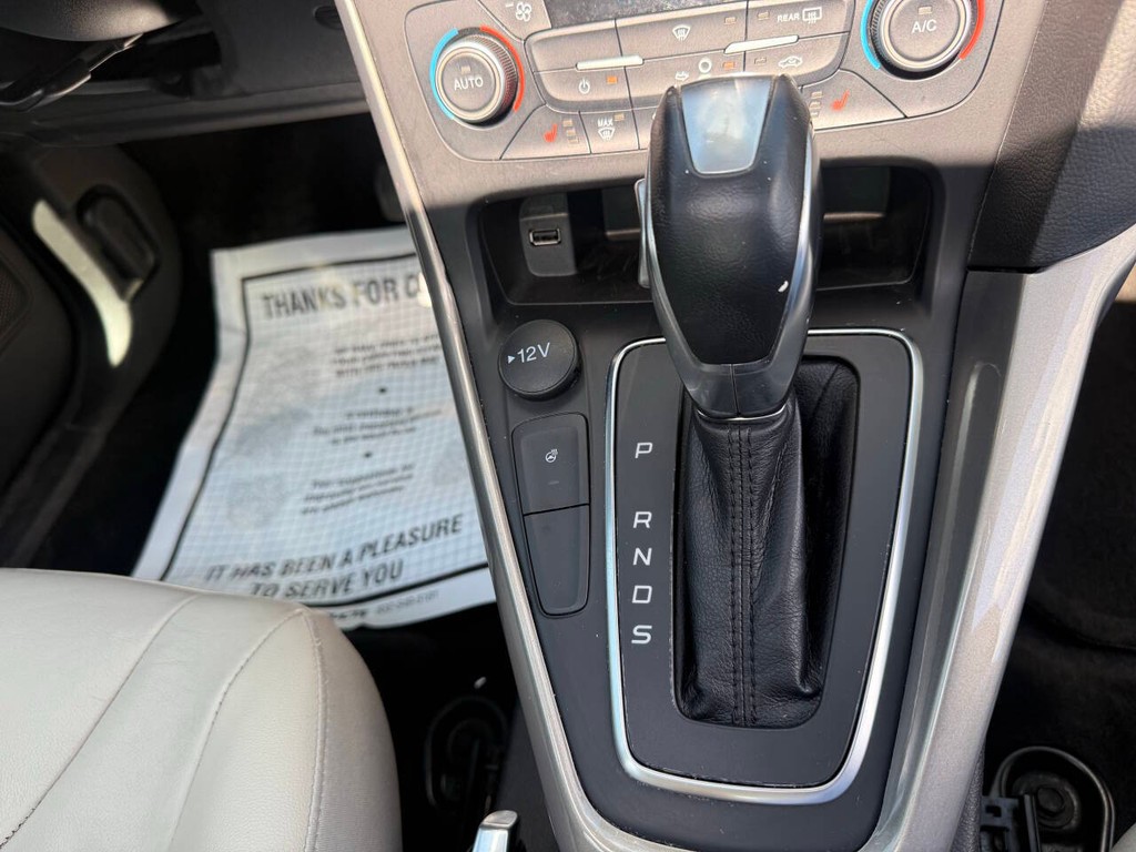 Ford Focus Sedan Vehicle Full-screen Gallery Image 27
