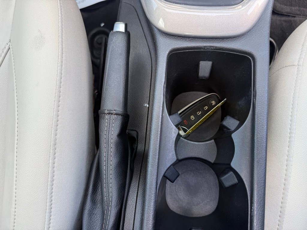 Ford Focus Sedan Vehicle Full-screen Gallery Image 28