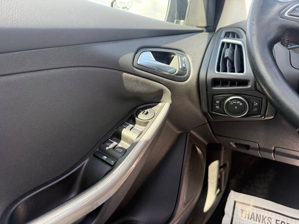 Ford Focus Sedan Vehicle Full-screen Gallery Image 29