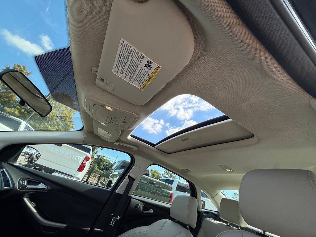 Ford Focus Sedan Vehicle Full-screen Gallery Image 30