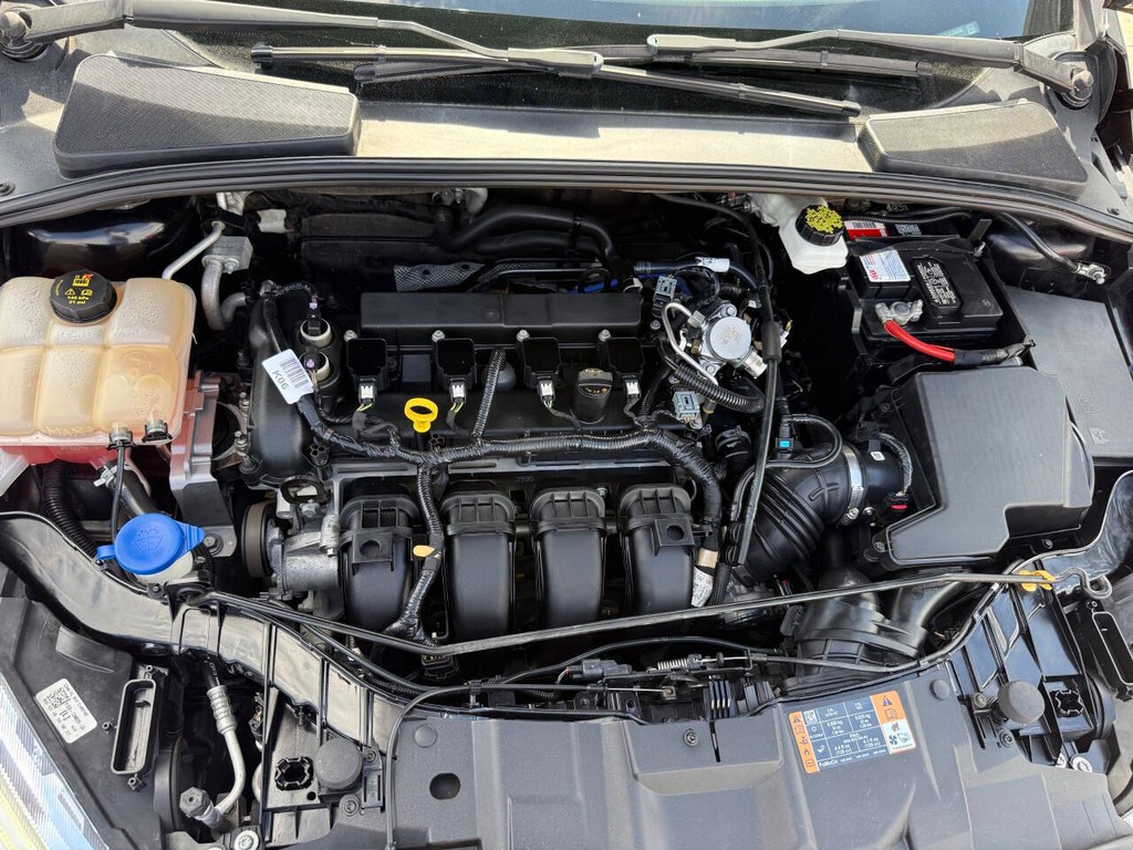 Ford Focus Sedan Vehicle Full-screen Gallery Image 34
