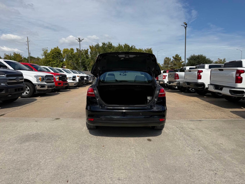 Ford Focus Sedan Vehicle Full-screen Gallery Image 35