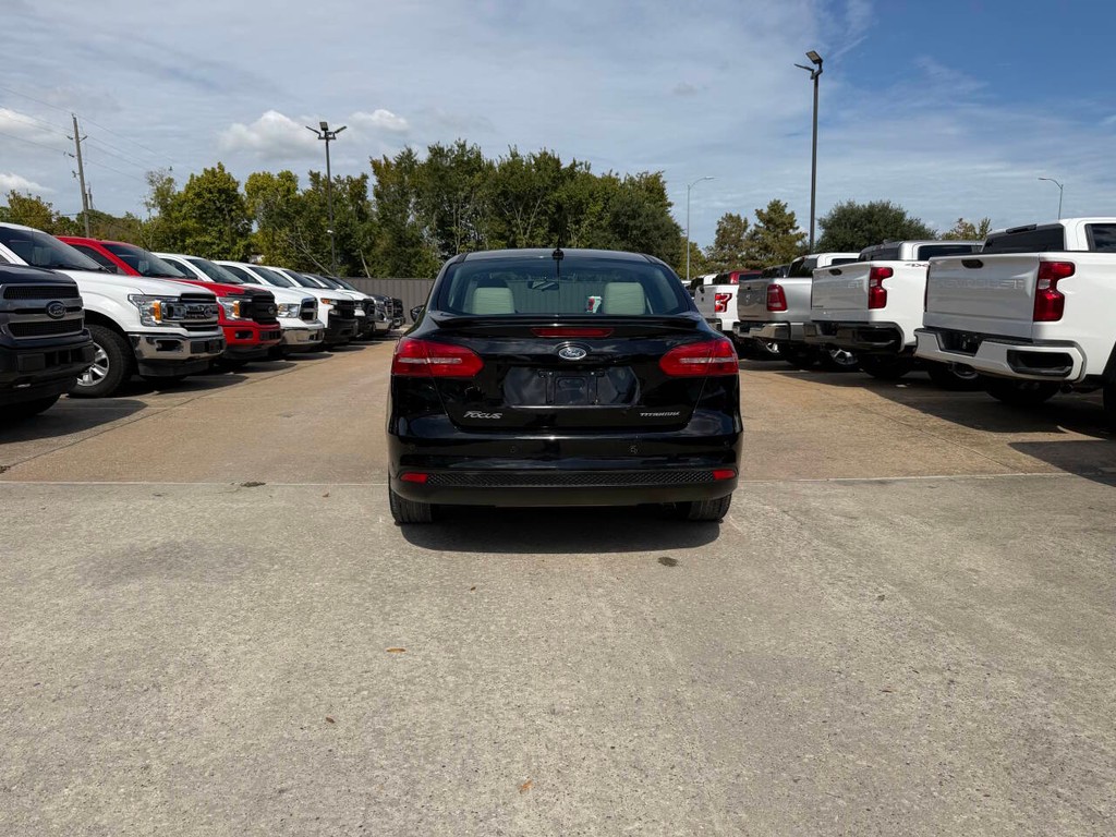 Ford Focus Sedan Vehicle Full-screen Gallery Image 36
