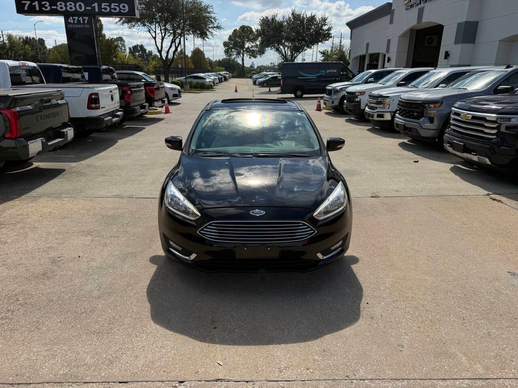 Ford Focus Sedan Vehicle Full-screen Gallery Image 37