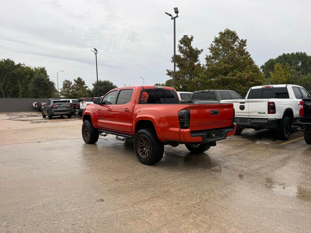 Toyota Tacoma Vehicle Full-screen Gallery Image 04