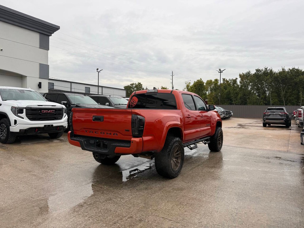 Toyota Tacoma Vehicle Full-screen Gallery Image 05