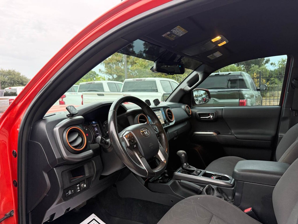 Toyota Tacoma Vehicle Full-screen Gallery Image 06