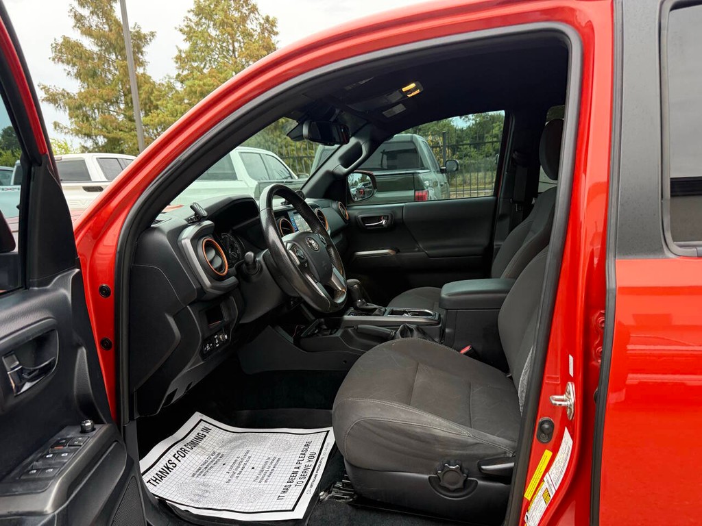 Toyota Tacoma Vehicle Full-screen Gallery Image 07