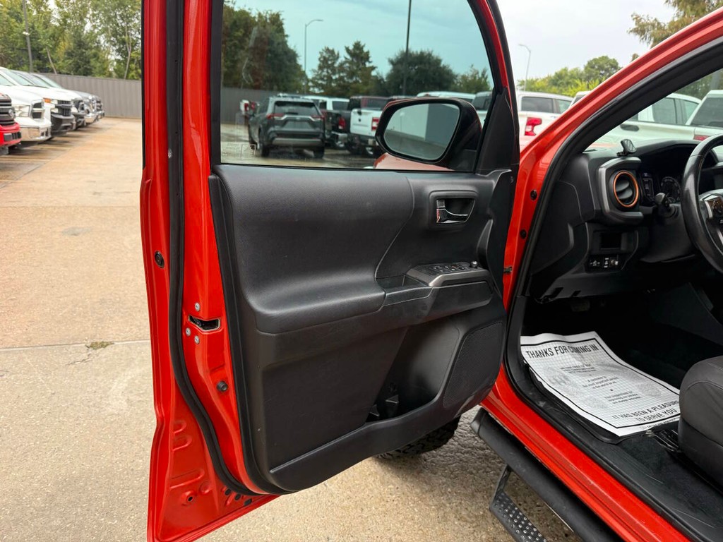 Toyota Tacoma Vehicle Full-screen Gallery Image 08