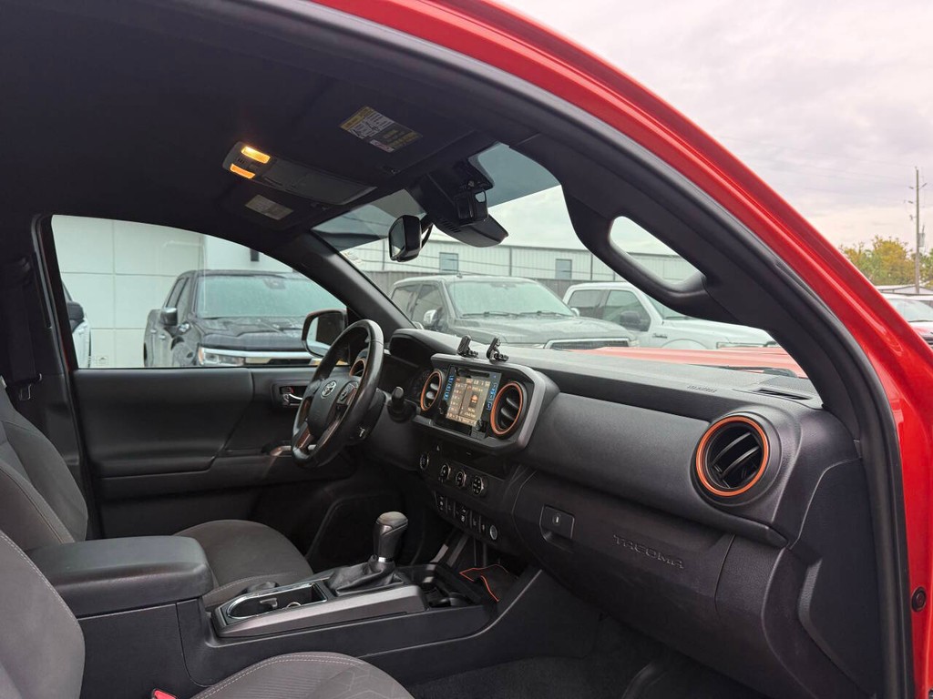 Toyota Tacoma Vehicle Full-screen Gallery Image 09