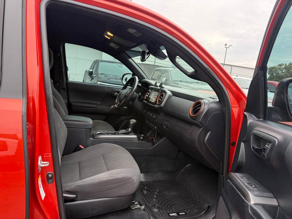 Toyota Tacoma Vehicle Full-screen Gallery Image 10