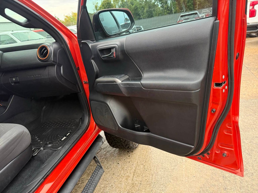 Toyota Tacoma Vehicle Full-screen Gallery Image 11