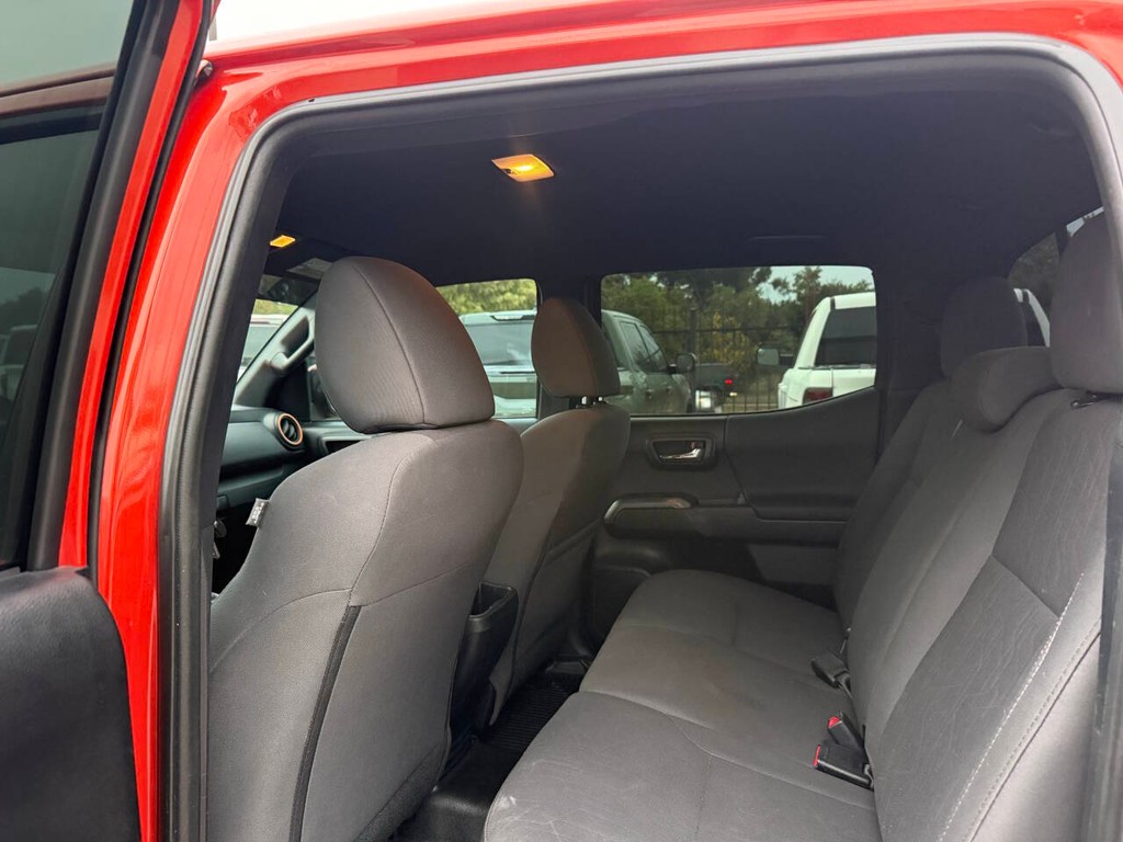 Toyota Tacoma Vehicle Full-screen Gallery Image 12