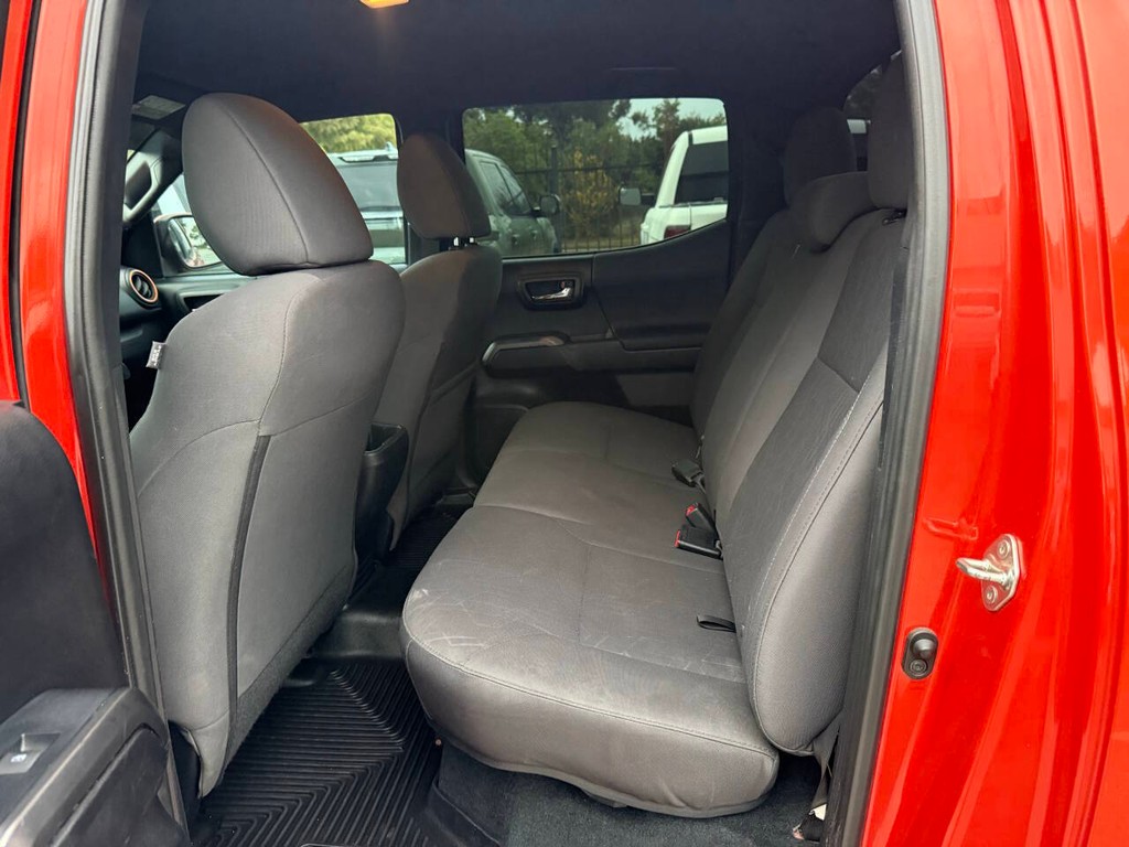 Toyota Tacoma Vehicle Full-screen Gallery Image 13