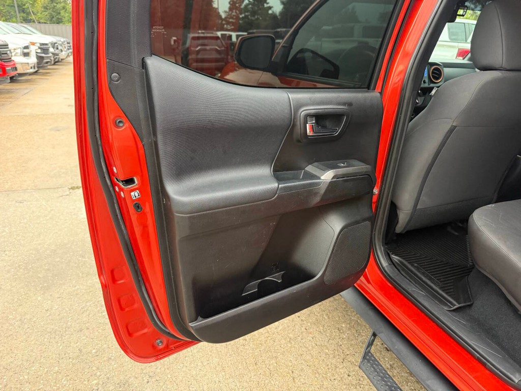 Toyota Tacoma Vehicle Full-screen Gallery Image 14