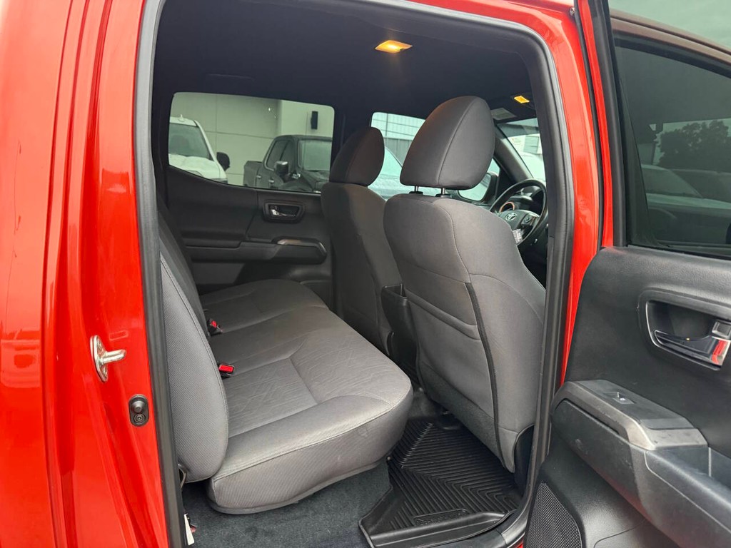 Toyota Tacoma Vehicle Full-screen Gallery Image 15