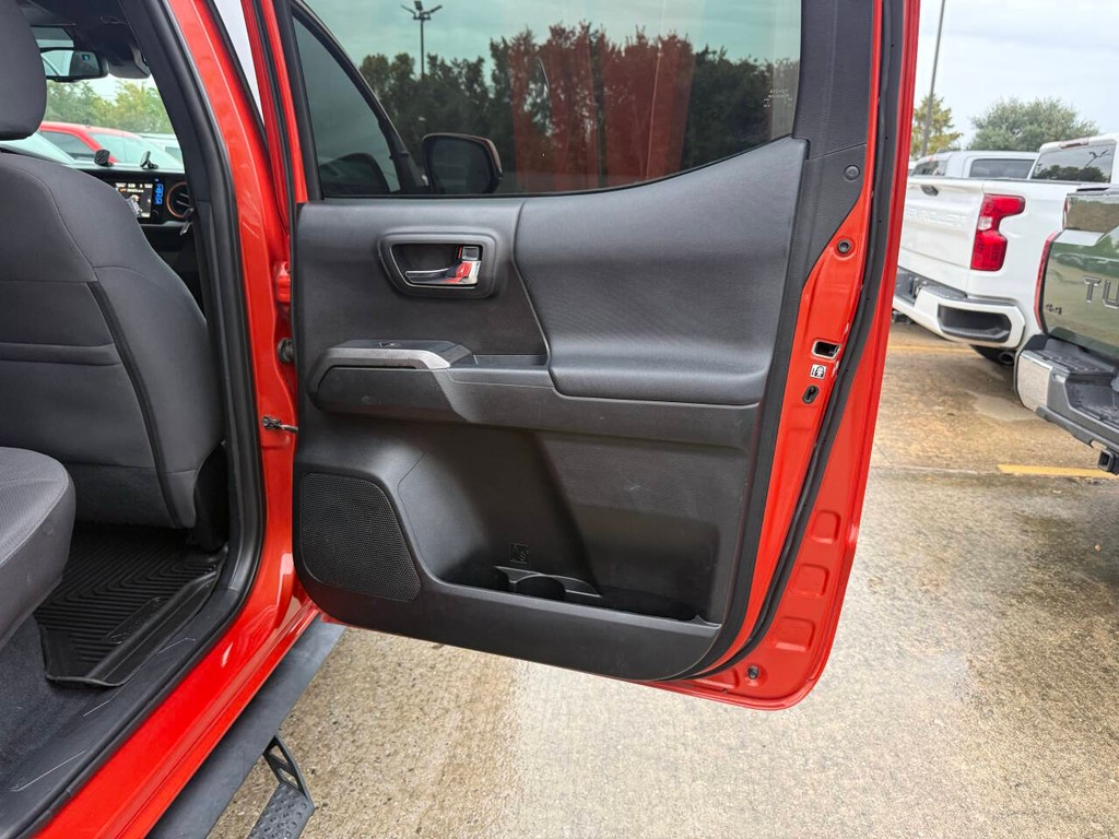 Toyota Tacoma Vehicle Full-screen Gallery Image 16
