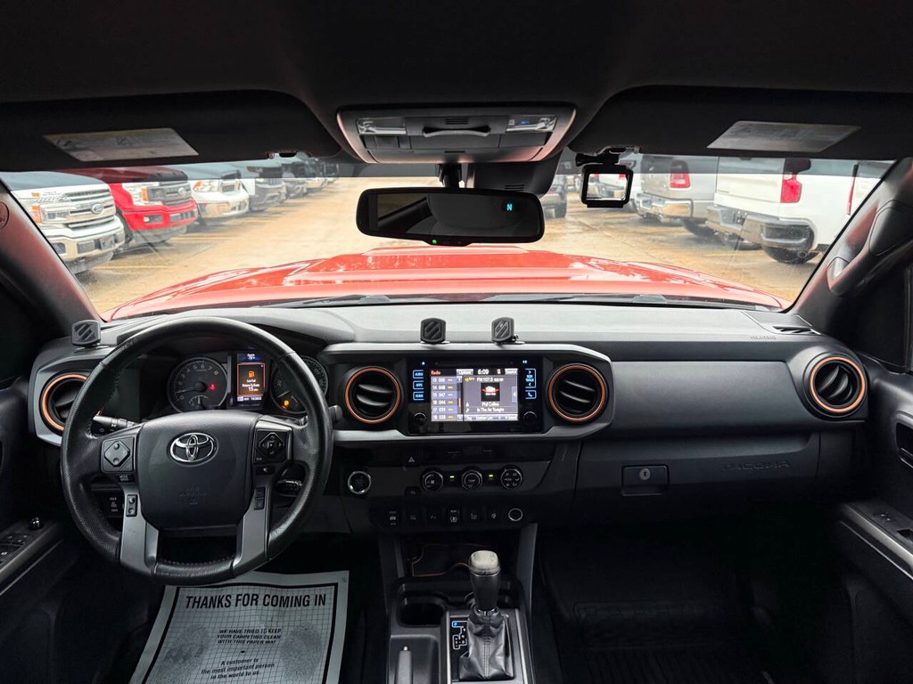 Toyota Tacoma Vehicle Full-screen Gallery Image 17