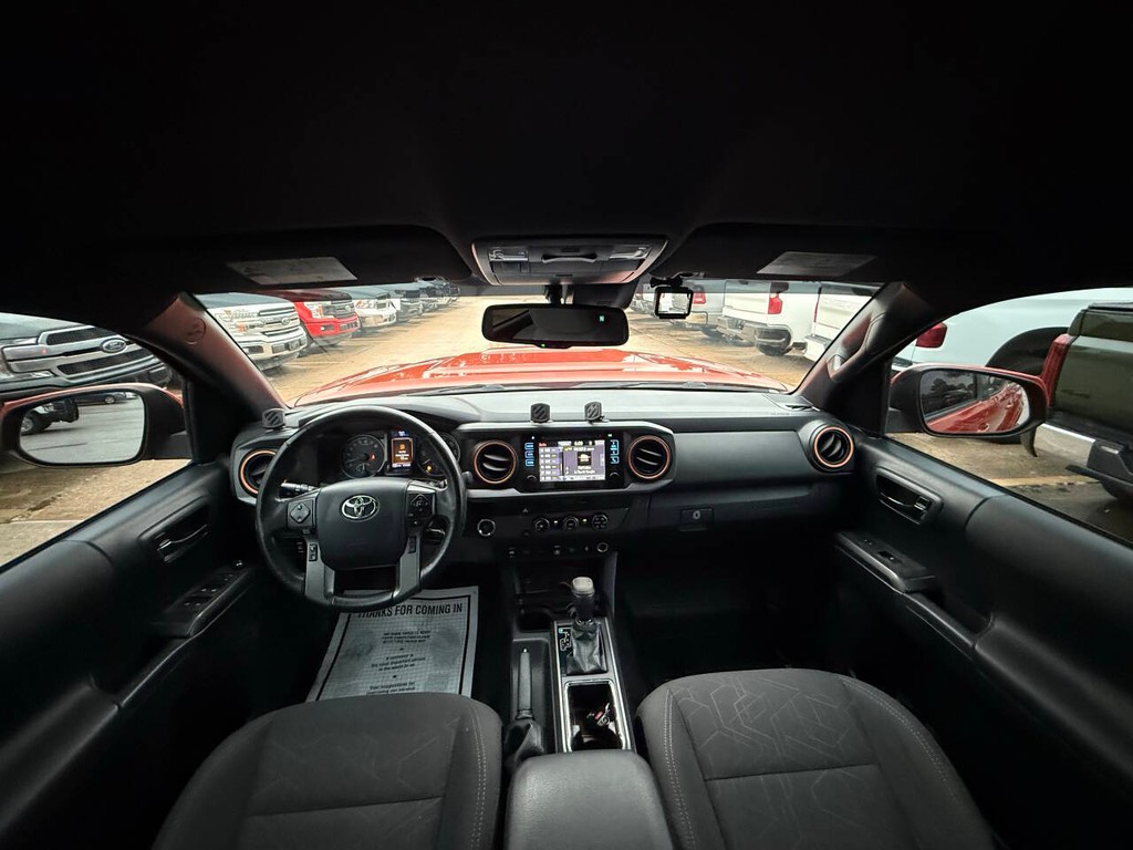 Toyota Tacoma Vehicle Full-screen Gallery Image 18