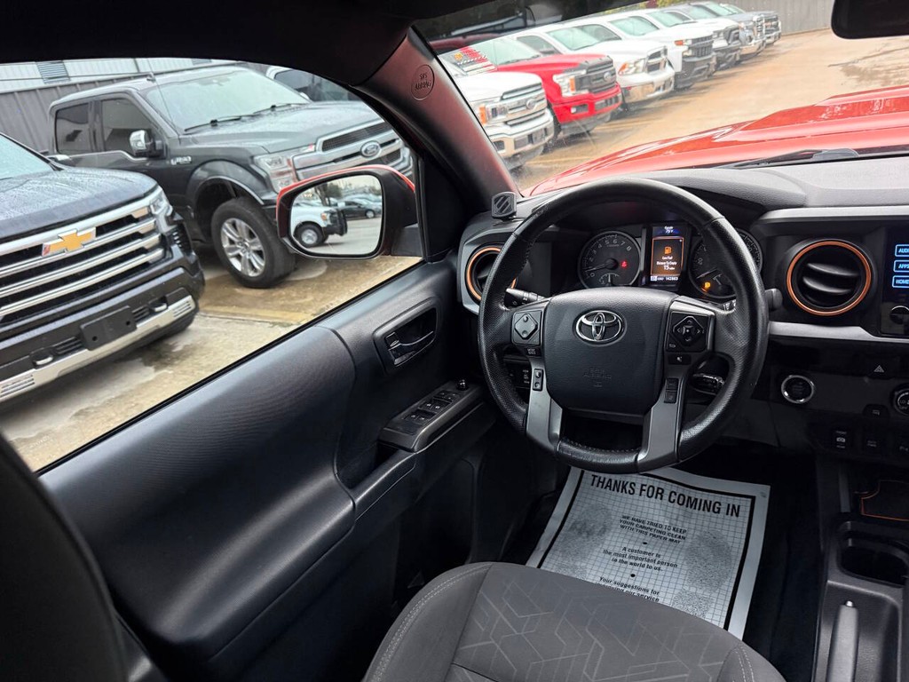 Toyota Tacoma Vehicle Full-screen Gallery Image 19