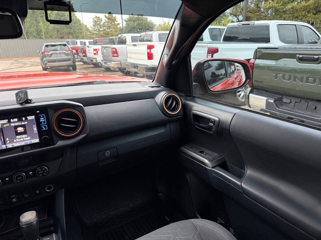 Toyota Tacoma Vehicle Full-screen Gallery Image 20