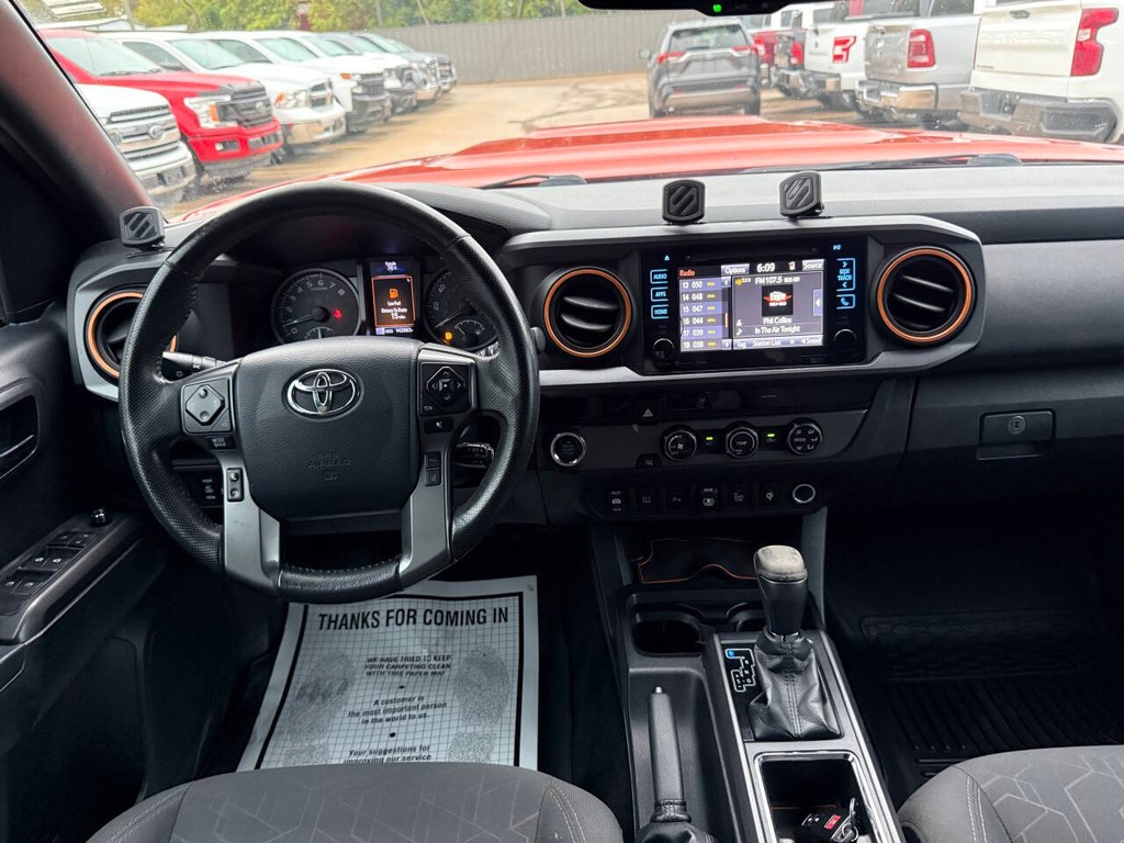 Toyota Tacoma Vehicle Full-screen Gallery Image 21